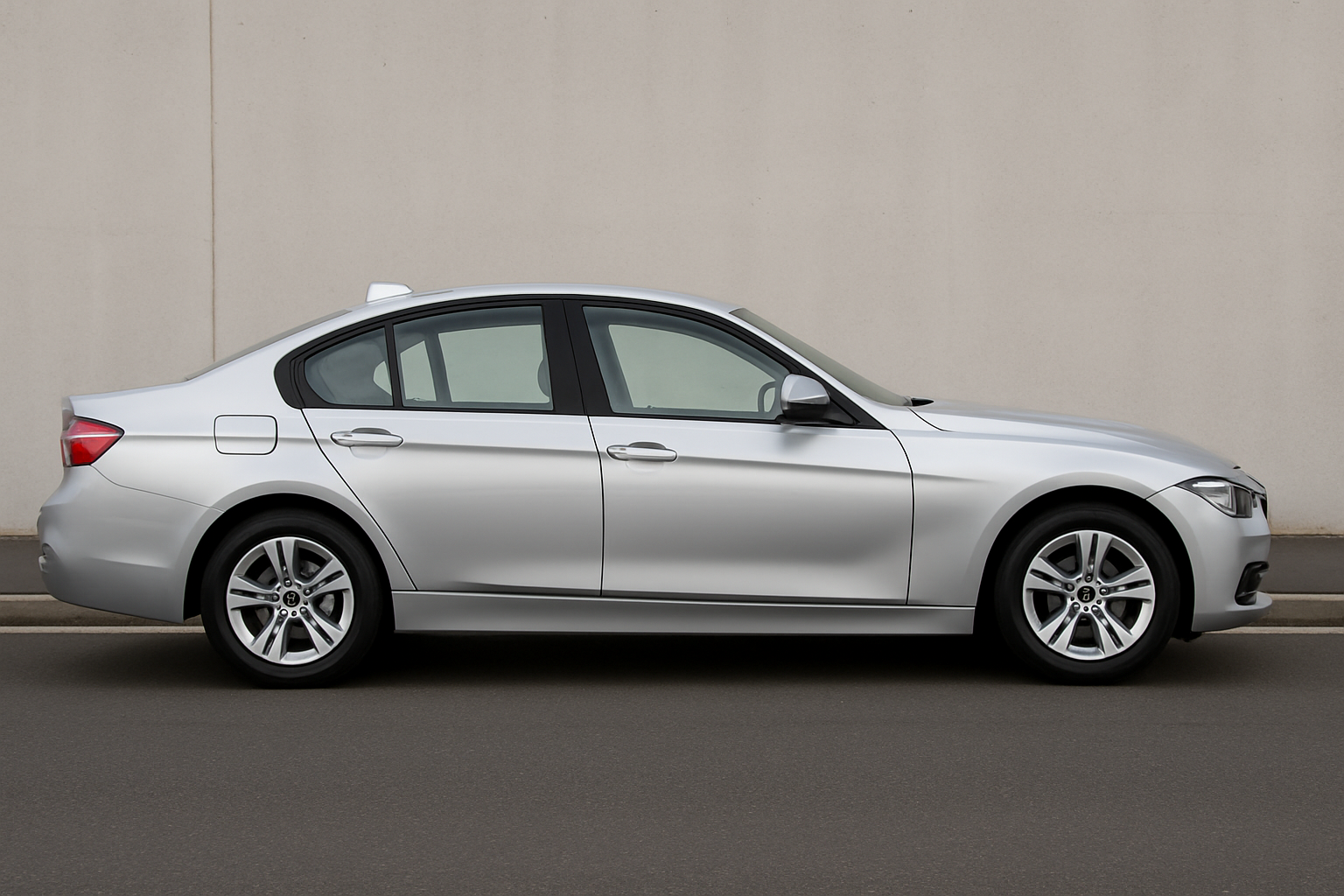 BMW 3 Series 320i UK side view-1